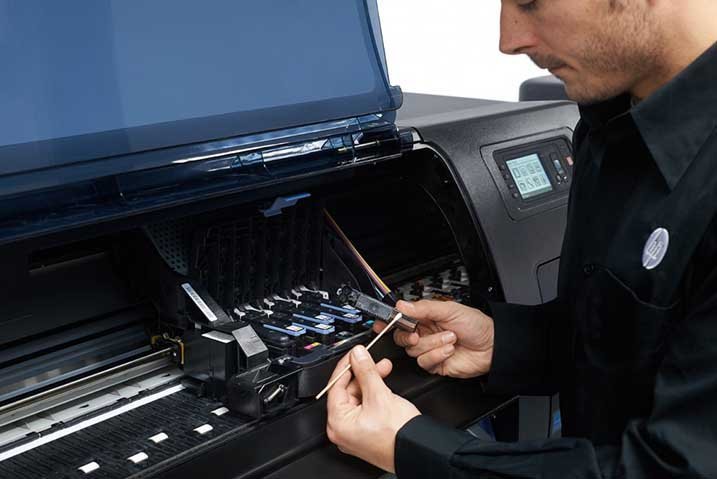 Technicien Dépannage Traceur Lyon nettoyant les têtes d'impression d'un traceur HP DesignJet