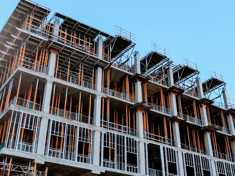 Chantier de construction : les plans s'impriment sur place avec un traceur A0 en location